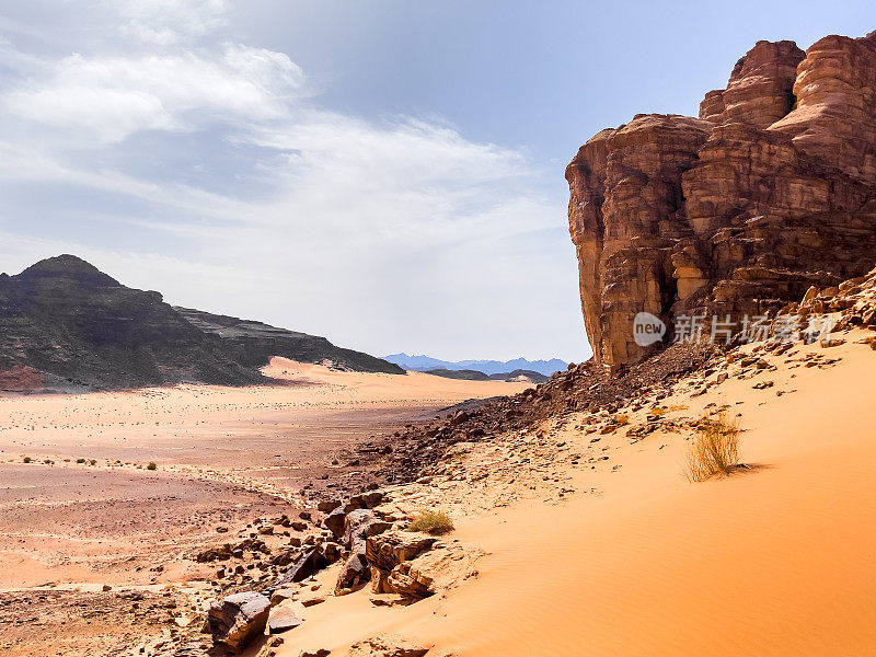 瓦迪拉姆沙漠，约旦。红色沙漠和Jabal Al qatar山